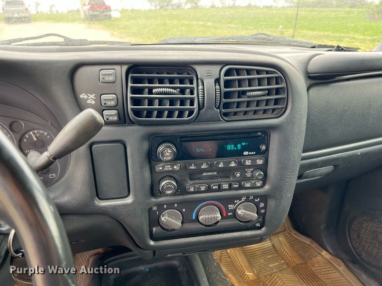 image for item MY9767 2003 GMC Sonoma  Crew Cab pickup truck