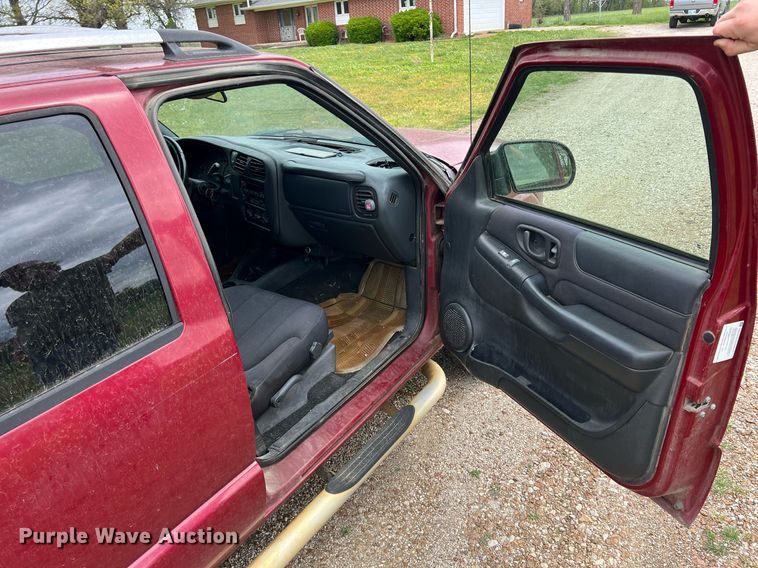 image for item MY9767 2003 GMC Sonoma  Crew Cab pickup truck