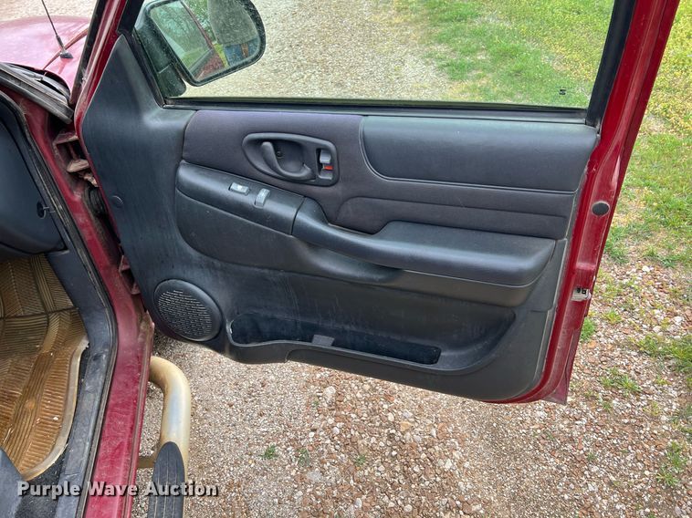 image for item MY9767 2003 GMC Sonoma  Crew Cab pickup truck