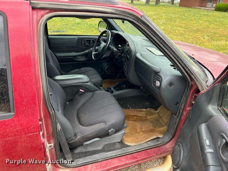 image for item MY9767 2003 GMC Sonoma  Crew Cab pickup truck