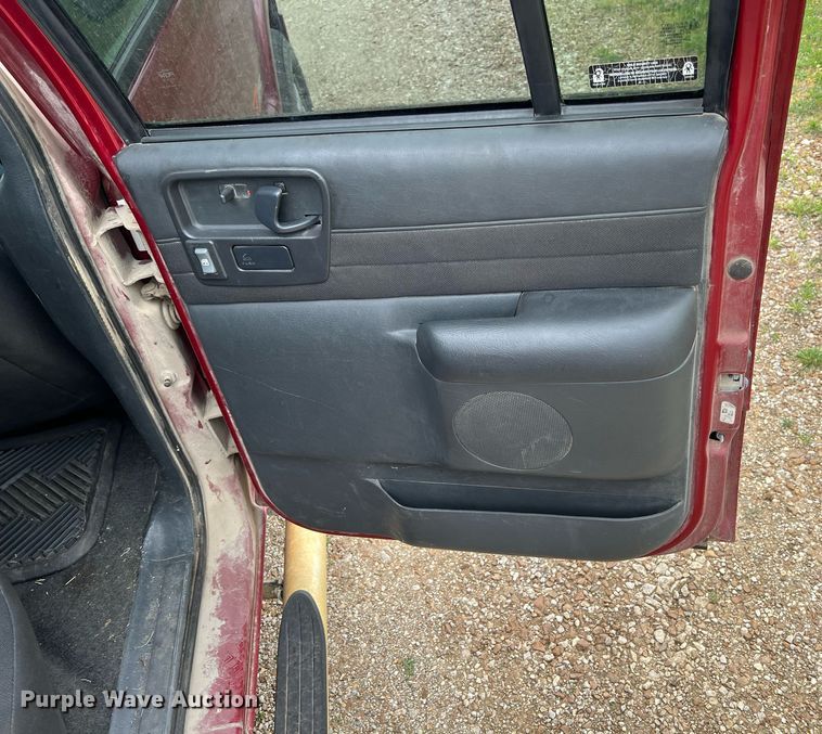 image for item MY9767 2003 GMC Sonoma  Crew Cab pickup truck