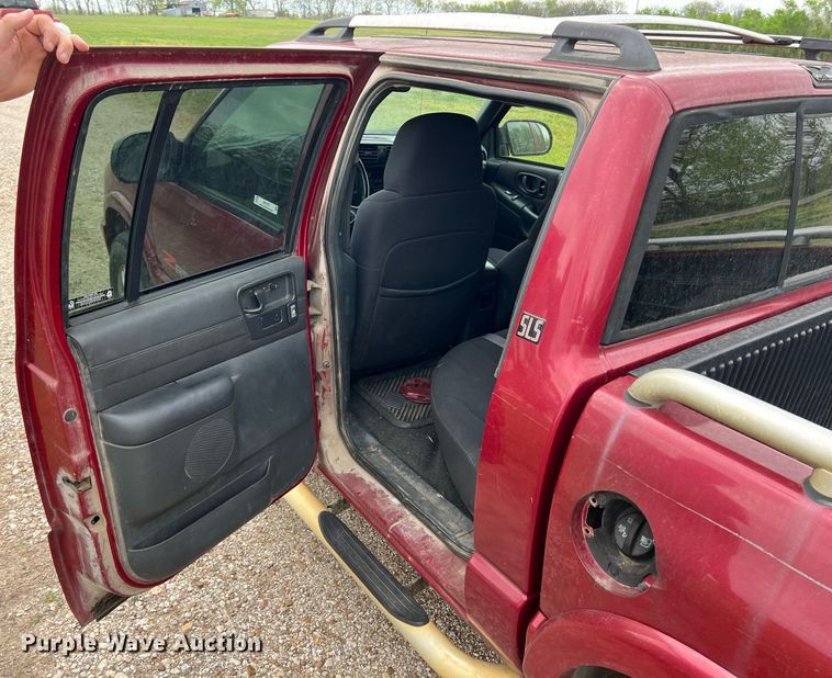 image for item MY9767 2003 GMC Sonoma  Crew Cab pickup truck