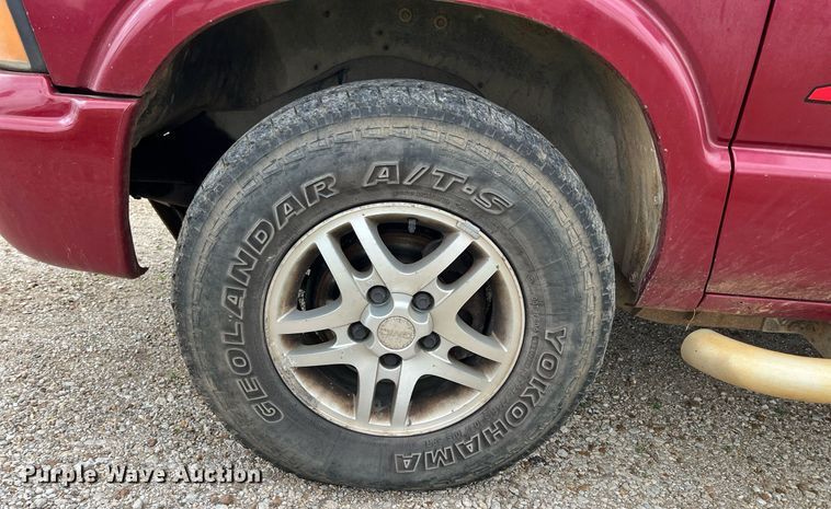 image for item MY9767 2003 GMC Sonoma  Crew Cab pickup truck