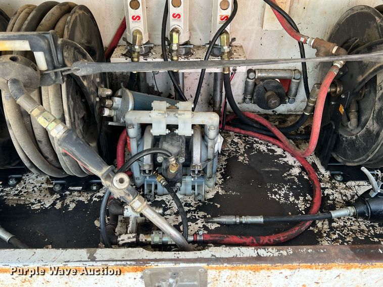 image for item MY9785 1999 Ford F550 Super Duty  utility / service truck