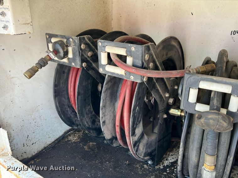 image for item MY9785 1999 Ford F550 Super Duty  utility / service truck