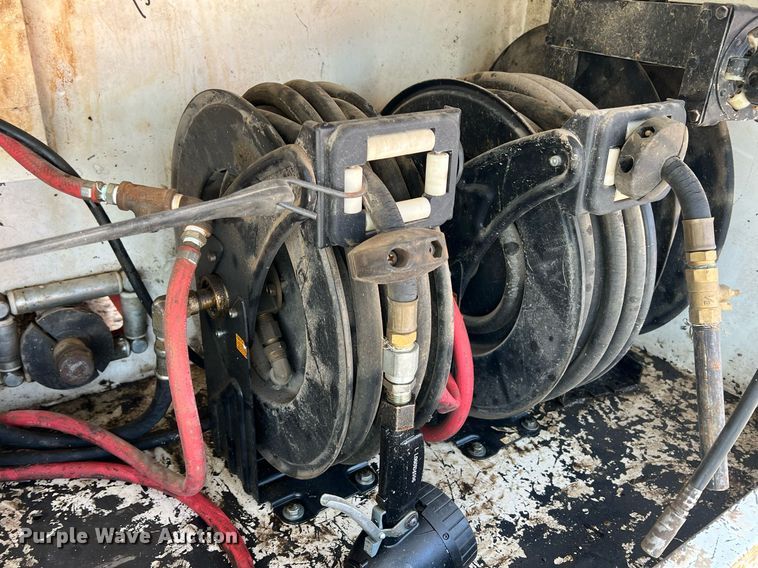 image for item MY9785 1999 Ford F550 Super Duty  utility / service truck