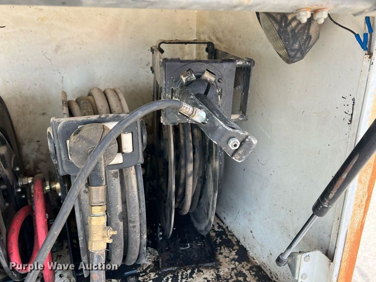 image for item MY9785 1999 Ford F550 Super Duty  utility / service truck