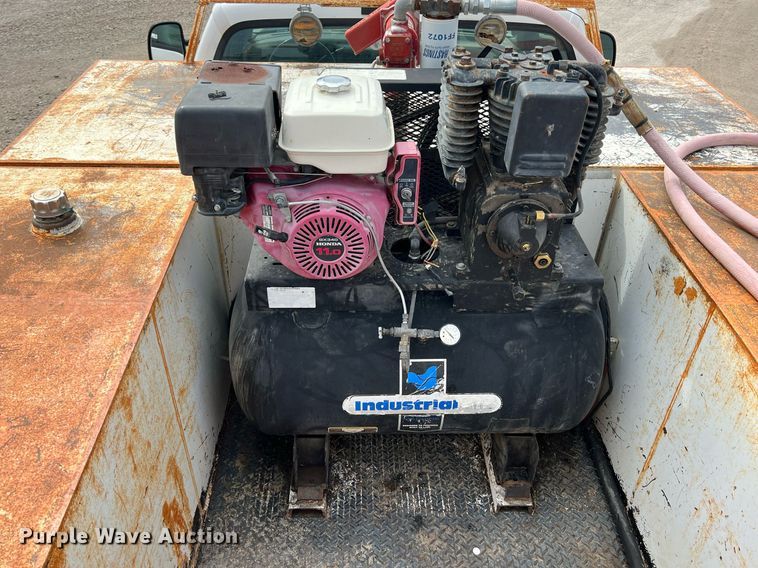 image for item MY9785 1999 Ford F550 Super Duty  utility / service truck