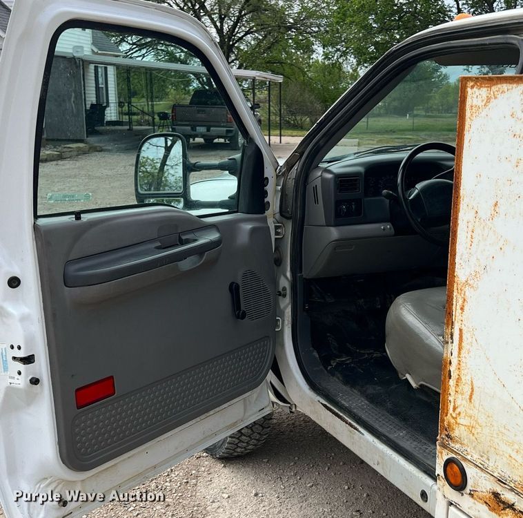 image for item MY9785 1999 Ford F550 Super Duty  utility / service truck