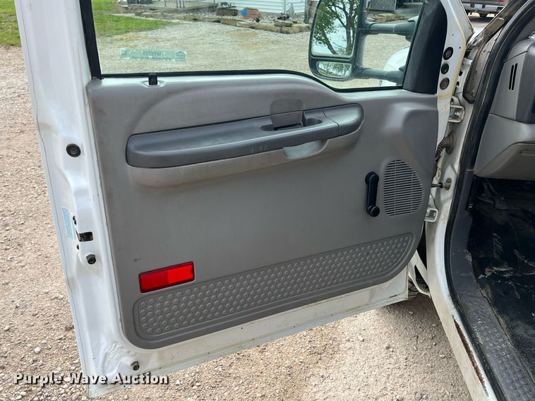 image for item MY9785 1999 Ford F550 Super Duty  utility / service truck