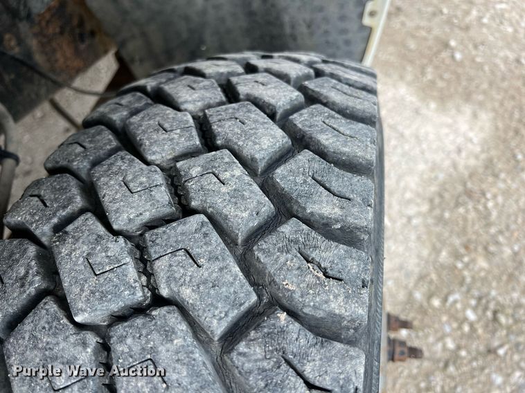 image for item MY9785 1999 Ford F550 Super Duty  utility / service truck