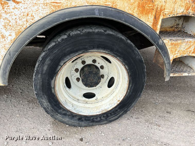 image for item MY9785 1999 Ford F550 Super Duty  utility / service truck