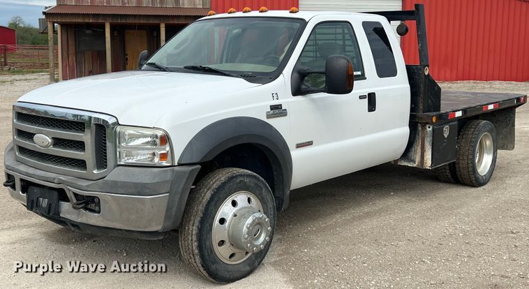 image for item MY9787 2005 Ford F550 Super Duty  SuperCab flatbed truck
