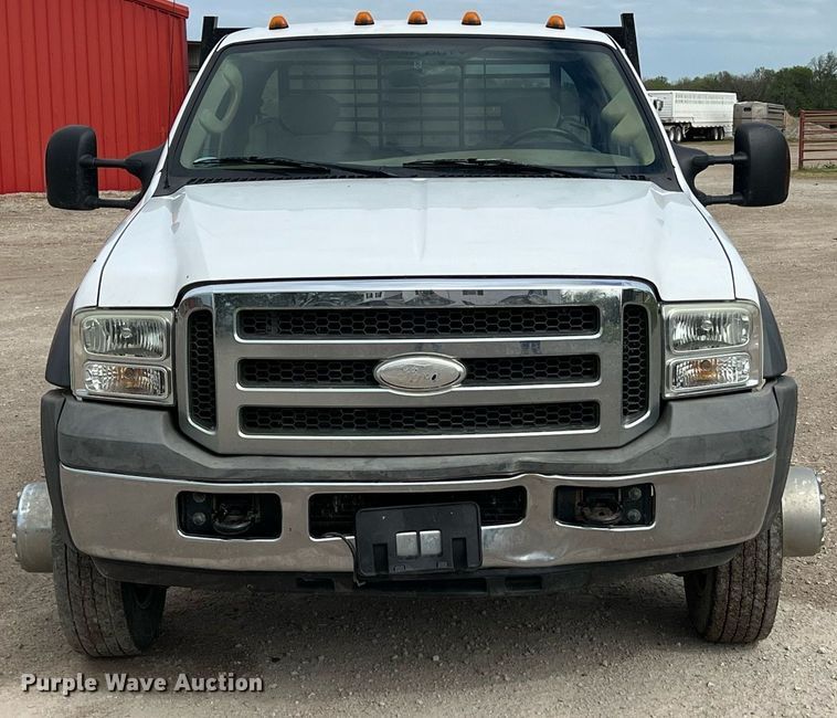 image for item MY9787 2005 Ford F550 Super Duty  SuperCab flatbed truck