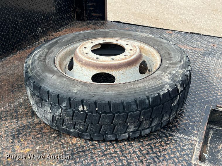 image for item MY9787 2005 Ford F550 Super Duty  SuperCab flatbed truck