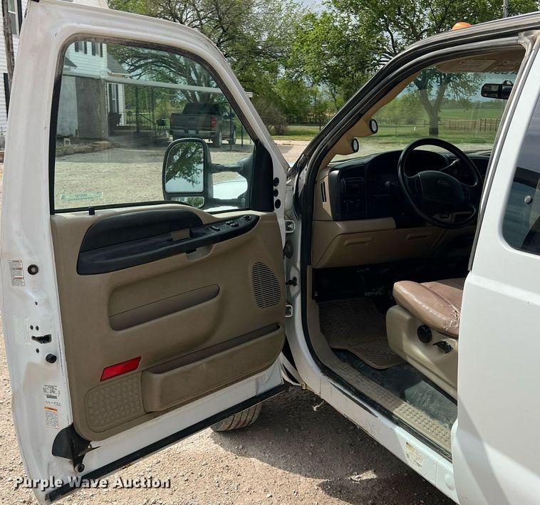 image for item MY9787 2005 Ford F550 Super Duty  SuperCab flatbed truck