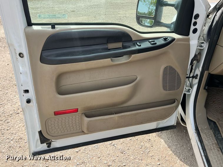 image for item MY9787 2005 Ford F550 Super Duty  SuperCab flatbed truck