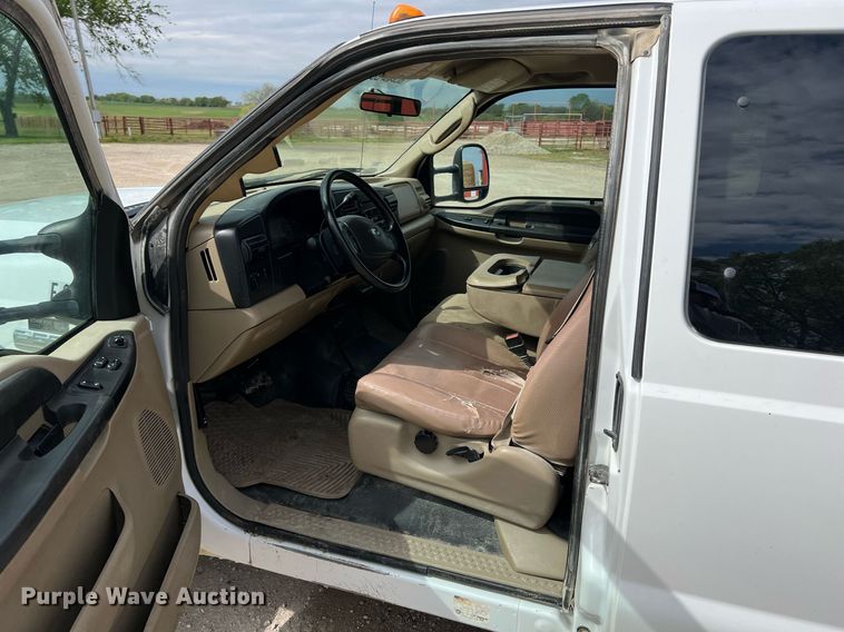 image for item MY9787 2005 Ford F550 Super Duty  SuperCab flatbed truck