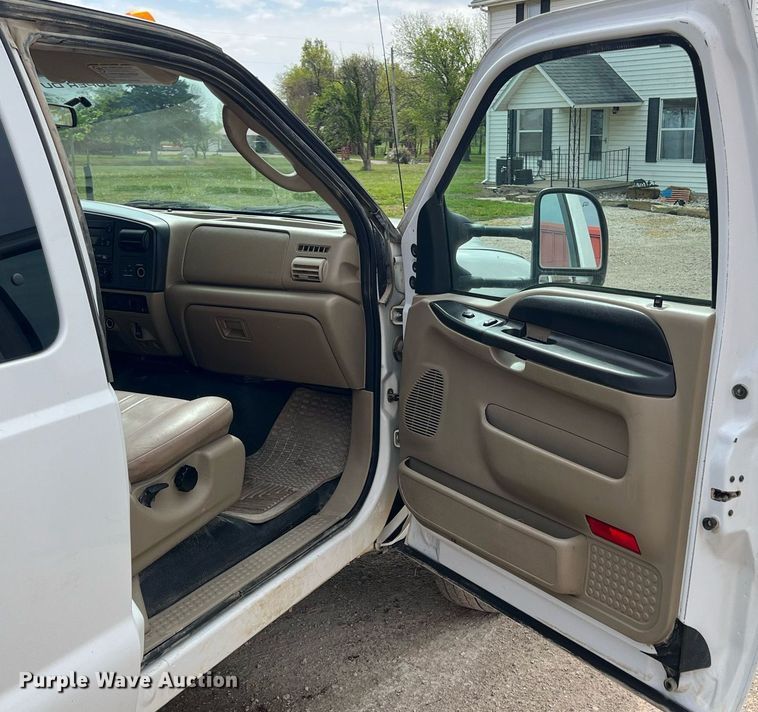 image for item MY9787 2005 Ford F550 Super Duty  SuperCab flatbed truck