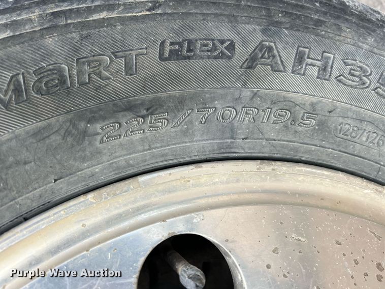 image for item MY9787 2005 Ford F550 Super Duty  SuperCab flatbed truck