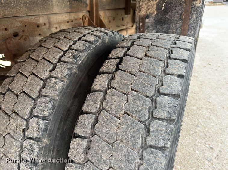 image for item MY9787 2005 Ford F550 Super Duty  SuperCab flatbed truck