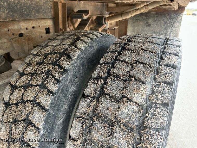 image for item MY9787 2005 Ford F550 Super Duty  SuperCab flatbed truck