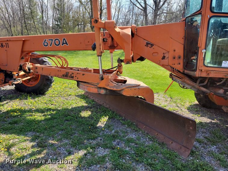 image for item DK5232 1983 John Deere 670A  motor grader