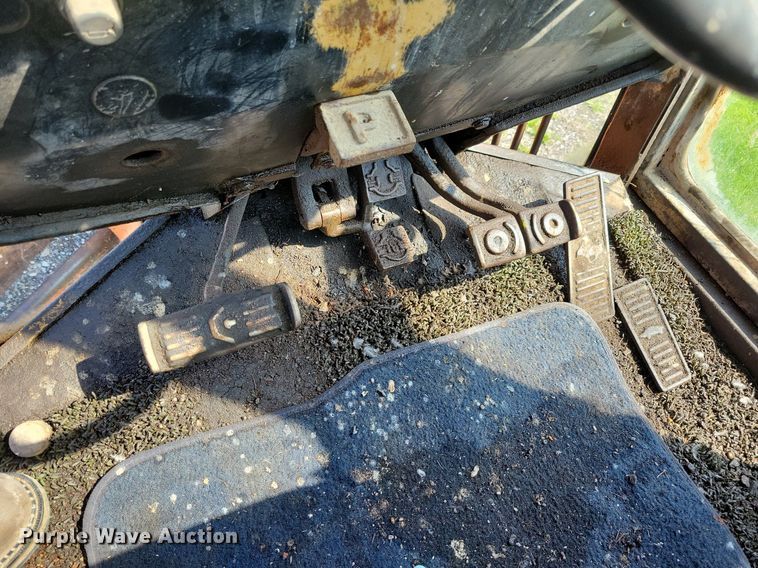 image for item DK5232 1983 John Deere 670A  motor grader