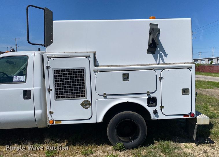 image for item DL7166 2000 Ford F350 Super Duty  utility bed pickup truck