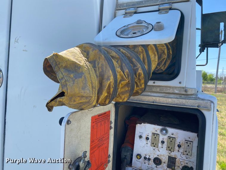 image for item DL7166 2000 Ford F350 Super Duty  utility bed pickup truck