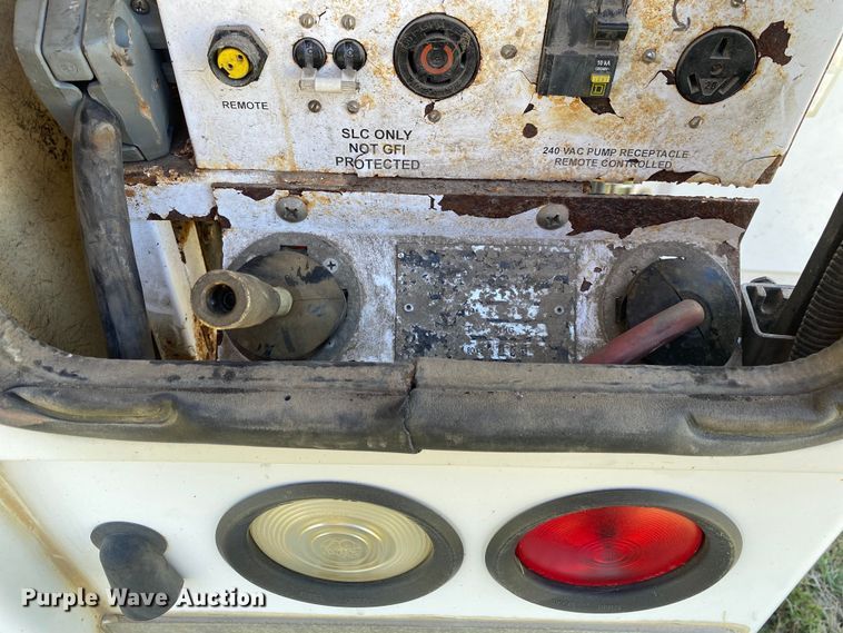 image for item DL7166 2000 Ford F350 Super Duty  utility bed pickup truck