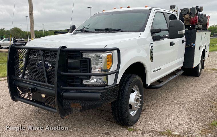 image for item DL7181 2017 Ford  F350 Super Duty  Crew Cab utility bed pickup truck