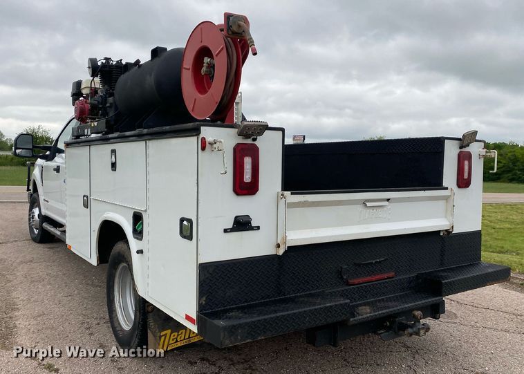 image for item DL7181 2017 Ford  F350 Super Duty  Crew Cab utility bed pickup truck