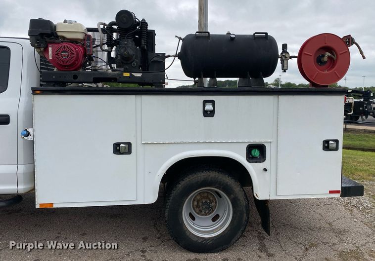 image for item DL7181 2017 Ford  F350 Super Duty  Crew Cab utility bed pickup truck