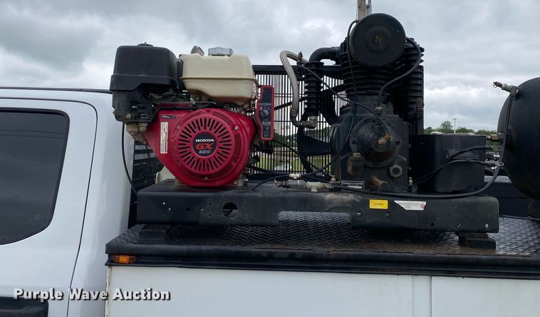 image for item DL7181 2017 Ford  F350 Super Duty  Crew Cab utility bed pickup truck