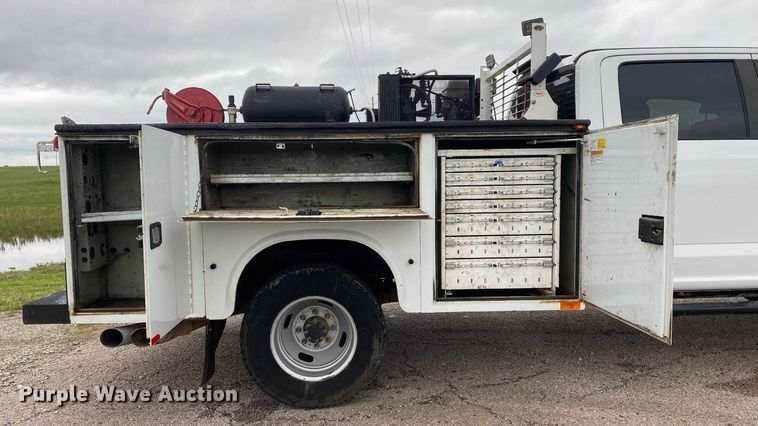 image for item DL7181 2017 Ford  F350 Super Duty  Crew Cab utility bed pickup truck