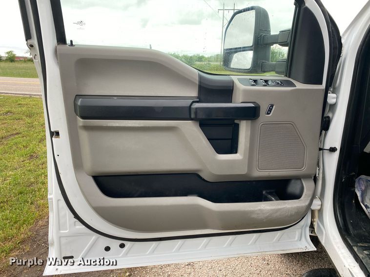 image for item DL7181 2017 Ford  F350 Super Duty  Crew Cab utility bed pickup truck