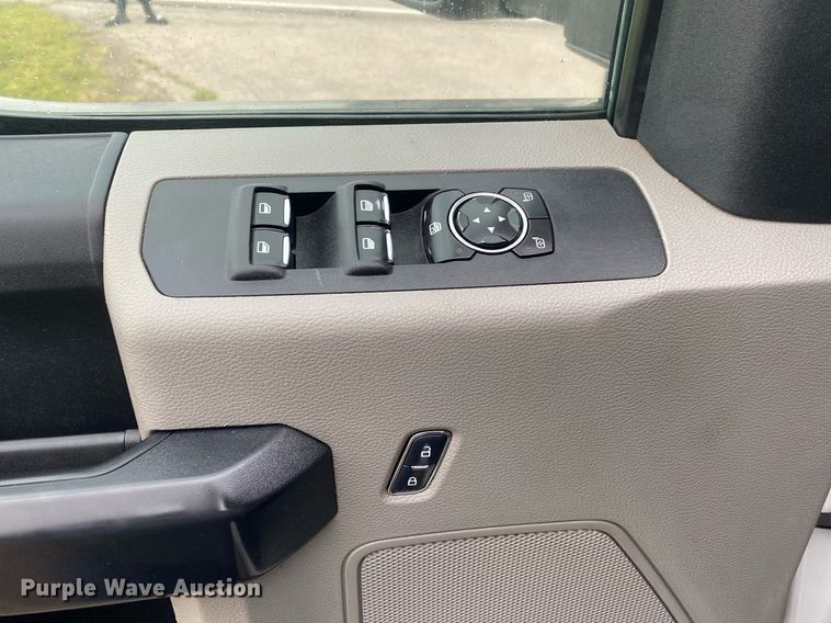 image for item DL7181 2017 Ford  F350 Super Duty  Crew Cab utility bed pickup truck