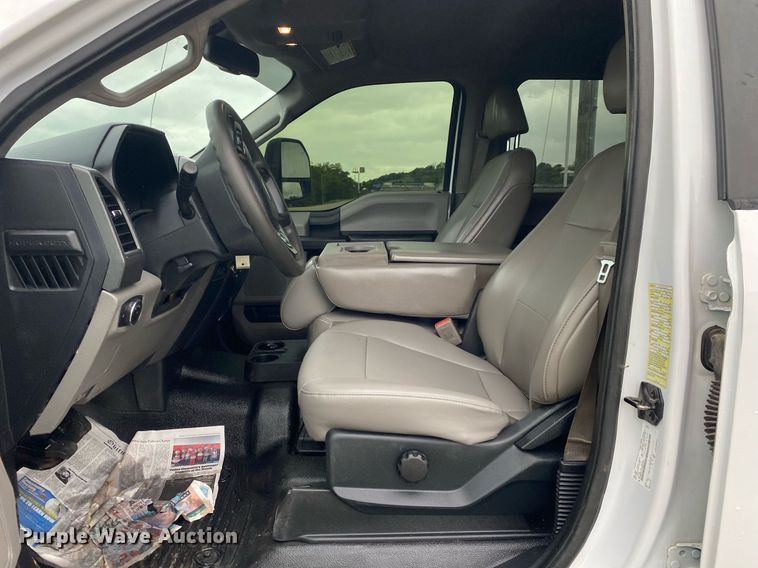 image for item DL7181 2017 Ford  F350 Super Duty  Crew Cab utility bed pickup truck