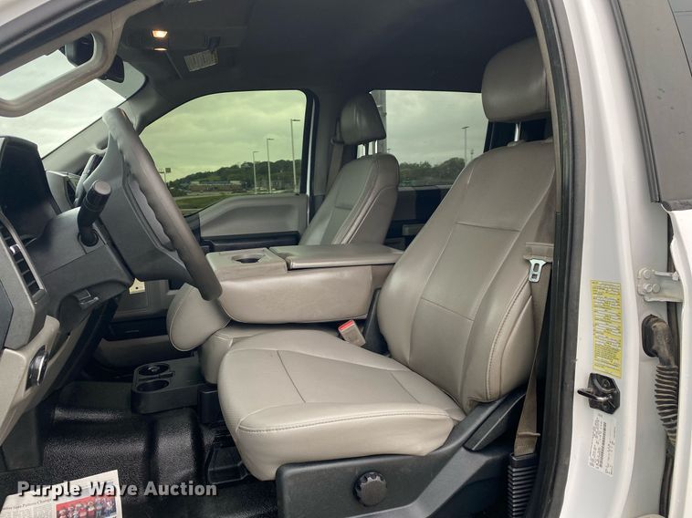 image for item DL7181 2017 Ford  F350 Super Duty  Crew Cab utility bed pickup truck