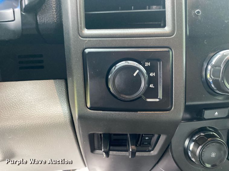 image for item DL7181 2017 Ford  F350 Super Duty  Crew Cab utility bed pickup truck