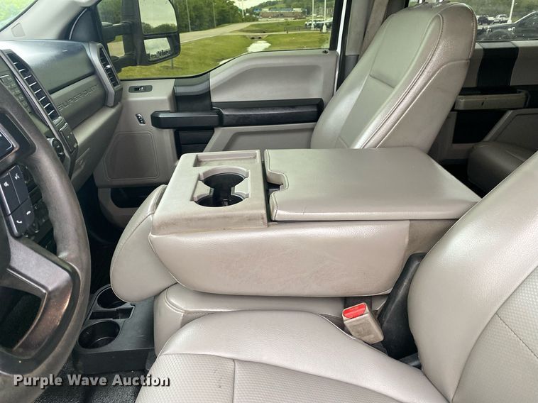 image for item DL7181 2017 Ford  F350 Super Duty  Crew Cab utility bed pickup truck