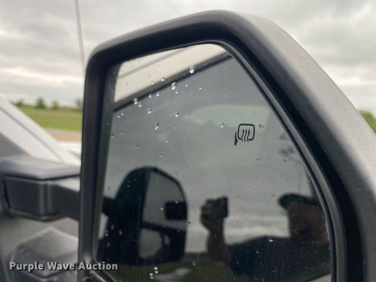 image for item DL7181 2017 Ford  F350 Super Duty  Crew Cab utility bed pickup truck