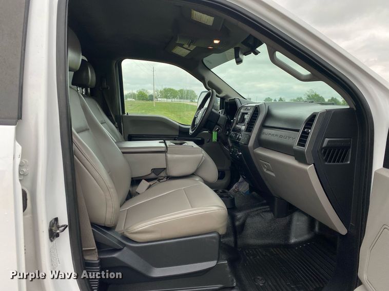 image for item DL7181 2017 Ford  F350 Super Duty  Crew Cab utility bed pickup truck