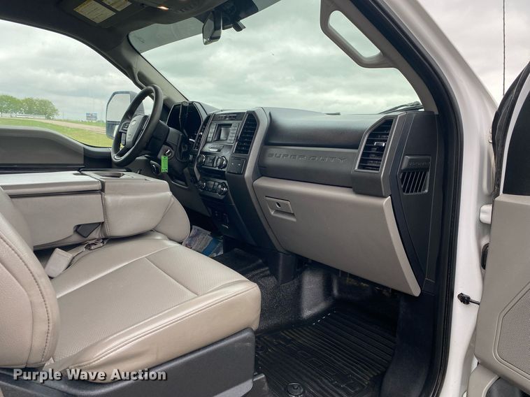 image for item DL7181 2017 Ford  F350 Super Duty  Crew Cab utility bed pickup truck