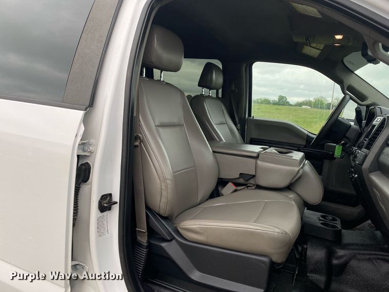 image for item DL7181 2017 Ford  F350 Super Duty  Crew Cab utility bed pickup truck