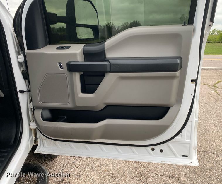 image for item DL7181 2017 Ford  F350 Super Duty  Crew Cab utility bed pickup truck