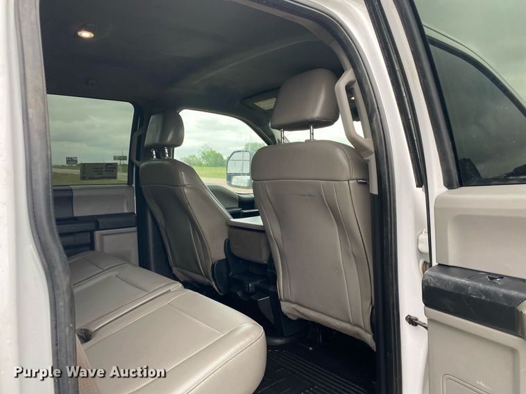 image for item DL7181 2017 Ford  F350 Super Duty  Crew Cab utility bed pickup truck