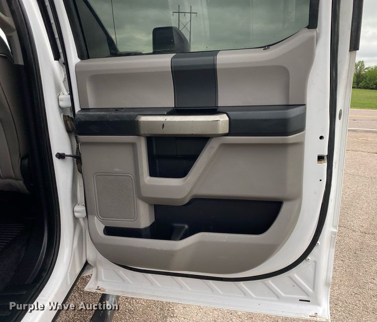 image for item DL7181 2017 Ford  F350 Super Duty  Crew Cab utility bed pickup truck