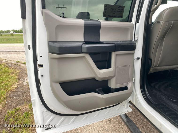 image for item DL7181 2017 Ford  F350 Super Duty  Crew Cab utility bed pickup truck